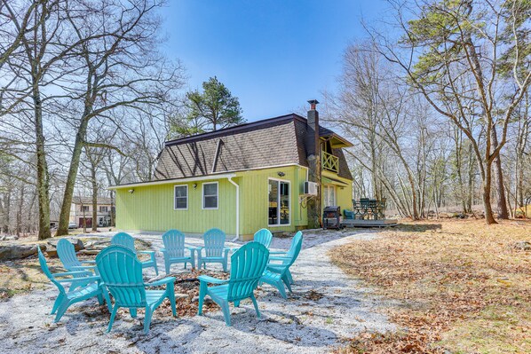 Bushkill Vacation Rental | 5BR | 2BA | 2,670 Sq Ft | Stairs Required