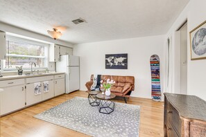 Living Room | Single-Story Cottage | Central A/C & Heat | Futon