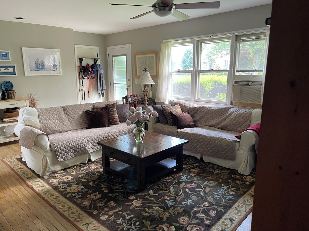 Sag Harbor Village. Private cozy 2-bedroom ranch 5 minute walk to Main Street.