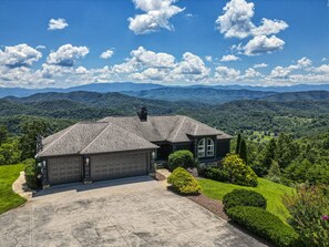 Drone picture of the front yard and home entrance.