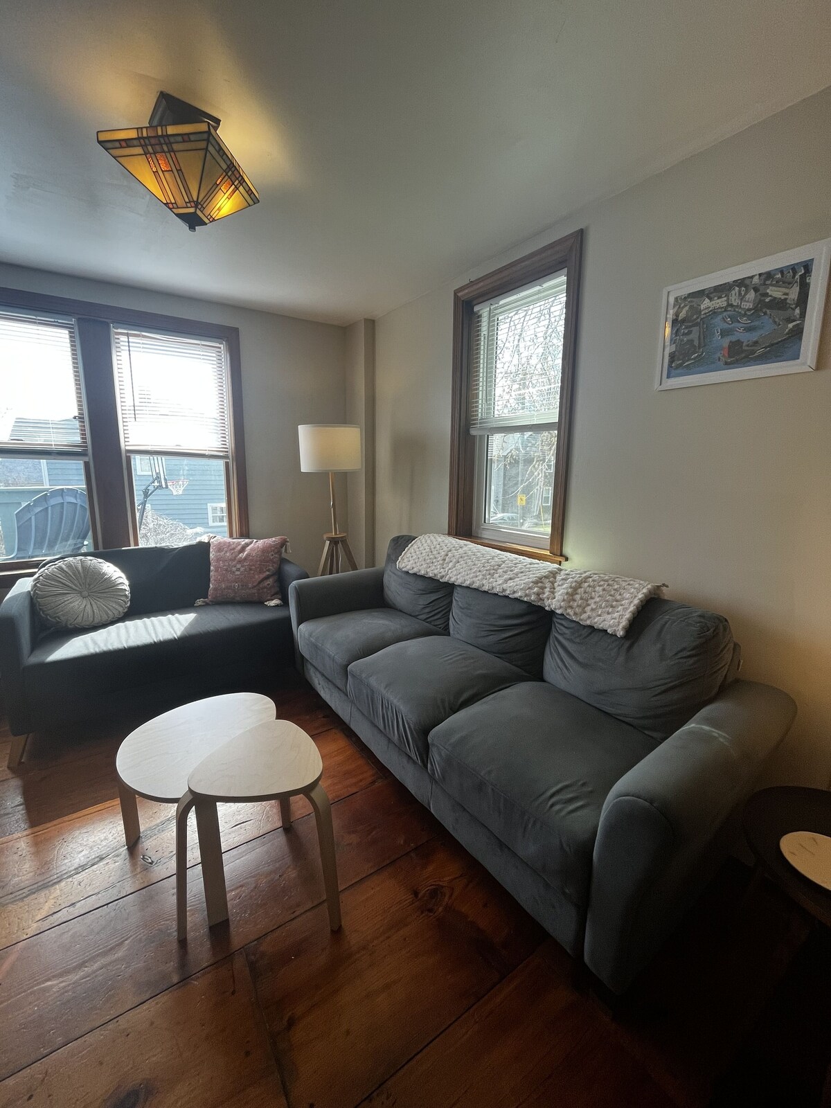 Walk to beach and bearskin neck – Rustic Rockport Townhouse