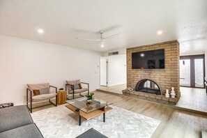 Living Room | Free WiFi | Smart TV | Fireplace (Decorative Only)