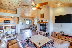 Living Room | Free WiFi | Central A/C & Heating