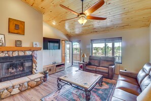 Living Room | Single-Story Cabin