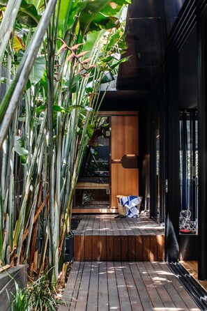 Features a infrared sauna for detoxing.