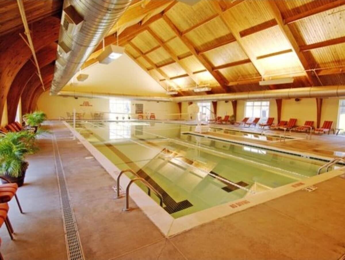 Minutes from Bush Gardens and Colonial Williamsburg, great amenities and space!