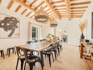 Intérieur harmonieux et jardin arboré splendide maison à louer en Provence