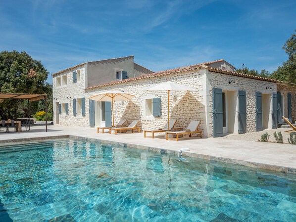 Magnificent stone house to rent with heated swimming pool in Provence