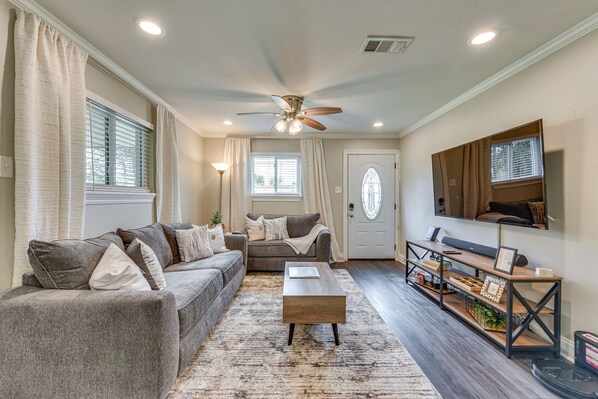 Baton Rouge Vacation Rental | 2BR | 1BA | 1,000 Sq Ft | 1 Step Required