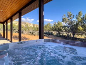 Outdoor spa tub