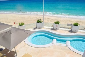 Jacuzzi ocean front.