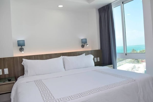 King size Bed. 
Nice lagoon views and little side ocean view.