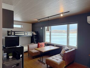 ・[Building C, Living Room] Villa for 2 people. Enjoy the view from the large window in the middle of the room.