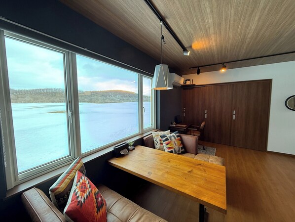 ・[Building C, Living Room] When you sit by the window, it feels like time is passing slowly.