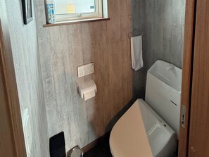 ・[Building C, Toilet] Equipped with a toilet with a flushing function. It has a clean feeling.