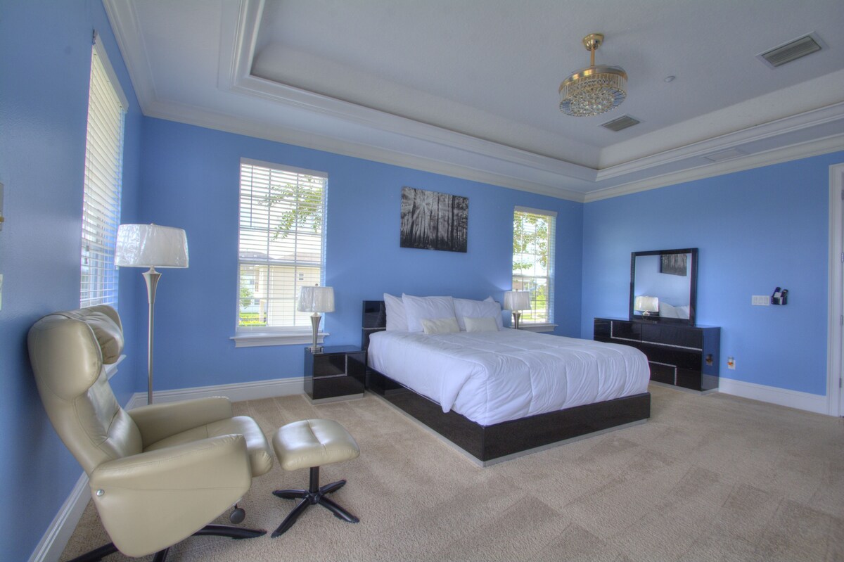 The Golf Course House, pets OK+mini home theater!