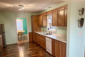 Full kitchen. Fridge, gas stove, microwave, dishwasher. Cooking & serving ware. 