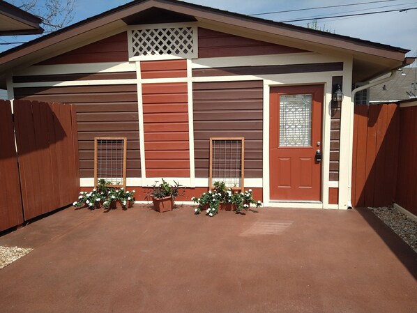 Convenient Cottage Entrance Area w/ Plants to Welcome You to Guesthouse