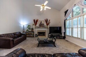 Natural light and a relaxing atmosphere welcome you in the living room.