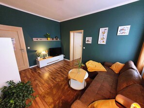 Großzügige Couch im Wohnbereich