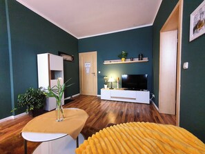 Großzügige Couch im Wohnbereich
