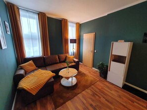 Großzügige Couch im Wohnbereich