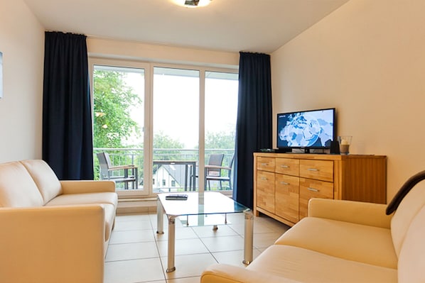 offener Wohnbereich mit Zugang zum Balkon