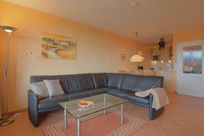 Apartment 452