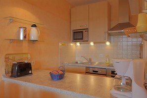Apartment 452