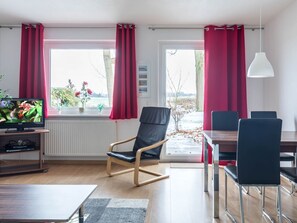 Wohnzimmer mit Esstisch und Terrassentür
