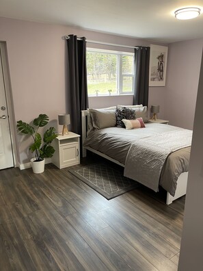 Master bedroom with queen size bed