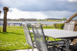 offener Wohn-, Essbereich mit Terrasse und Seeblick