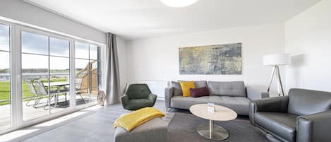 offener Wohn-, Essbereich mit Terrasse und Seeblick