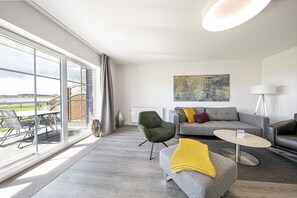 offener Wohn-, Essbereich mit Terrasse und Seeblick