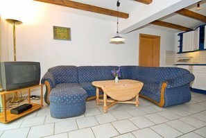 Wohnzimmer mit integriertem Küchenbereich