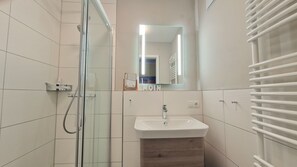Badezimmer mit Dusche