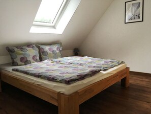 Schlafzimmer mit Doppelbett