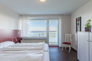Separates Schlafzimmer mit Meerblick.
