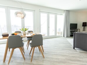Hafenspitze App.38- Blick durchs helle Appartement