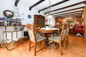 Wohnzimmer mit integriertem Küchenbereich