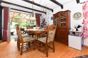 Wohnzimmer mit integriertem KĂŒchenbereich