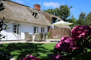 Sonniger Rosengarten - St Peter Ording Umgebung, Ferienhaus Reetdachkate Sandwehle, Haushaelfte Kleines Juwel, An der Wehle 11, Kirchspiel Garding
