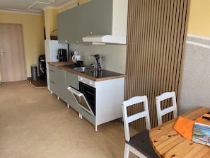 Wohnzimmer mit offener Küche