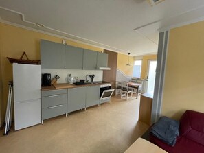 Wohnzimmer mit offener Küche