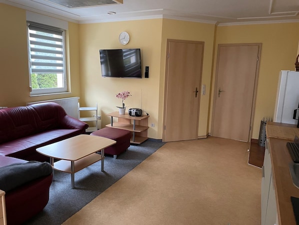 Wohnzimmer mit offener Küche