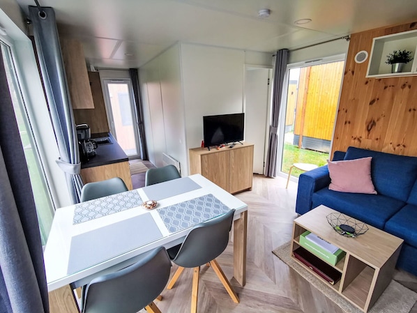 Eigentum, Möbel, Tabelle, Interior Design, Lampe, Fussboden, Bilderrahmen, Komfort, Couch, Grundeigentum