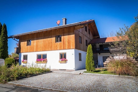 Ferienwohnung im Erdgeschoss und Essplatz im Freien (rechts hinter Wiese)