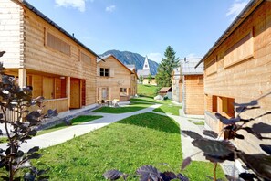 CASALPIN Chalets mit Ausblick auf die Kirche