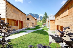 CASALPIN Chalets mit Ausblick auf die Kirche