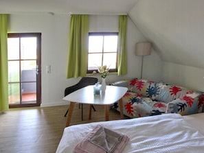 Schlafbereich mit Sitzecke (Beispieleinrichtung)